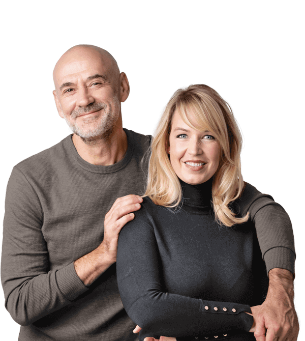 Glückliches Ehepaar vertraut auf Immobilienmakler Muster Immobilien