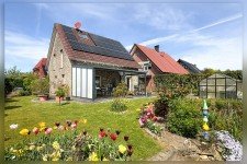 Hauptbild Einziehen & Wohlfühlen - gepflegtes Einfamilienhaus mit großem Garten in familienfreundlicher Lage
